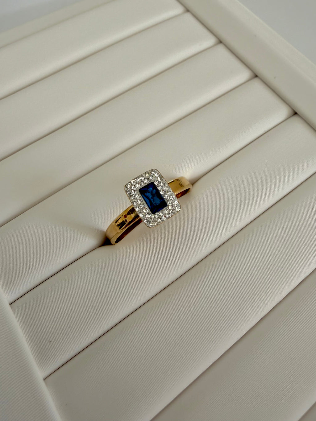 Anello in Oro 18kt con Zircone Centrale e Contorno Pavé – Disponibile in Vari Colori
