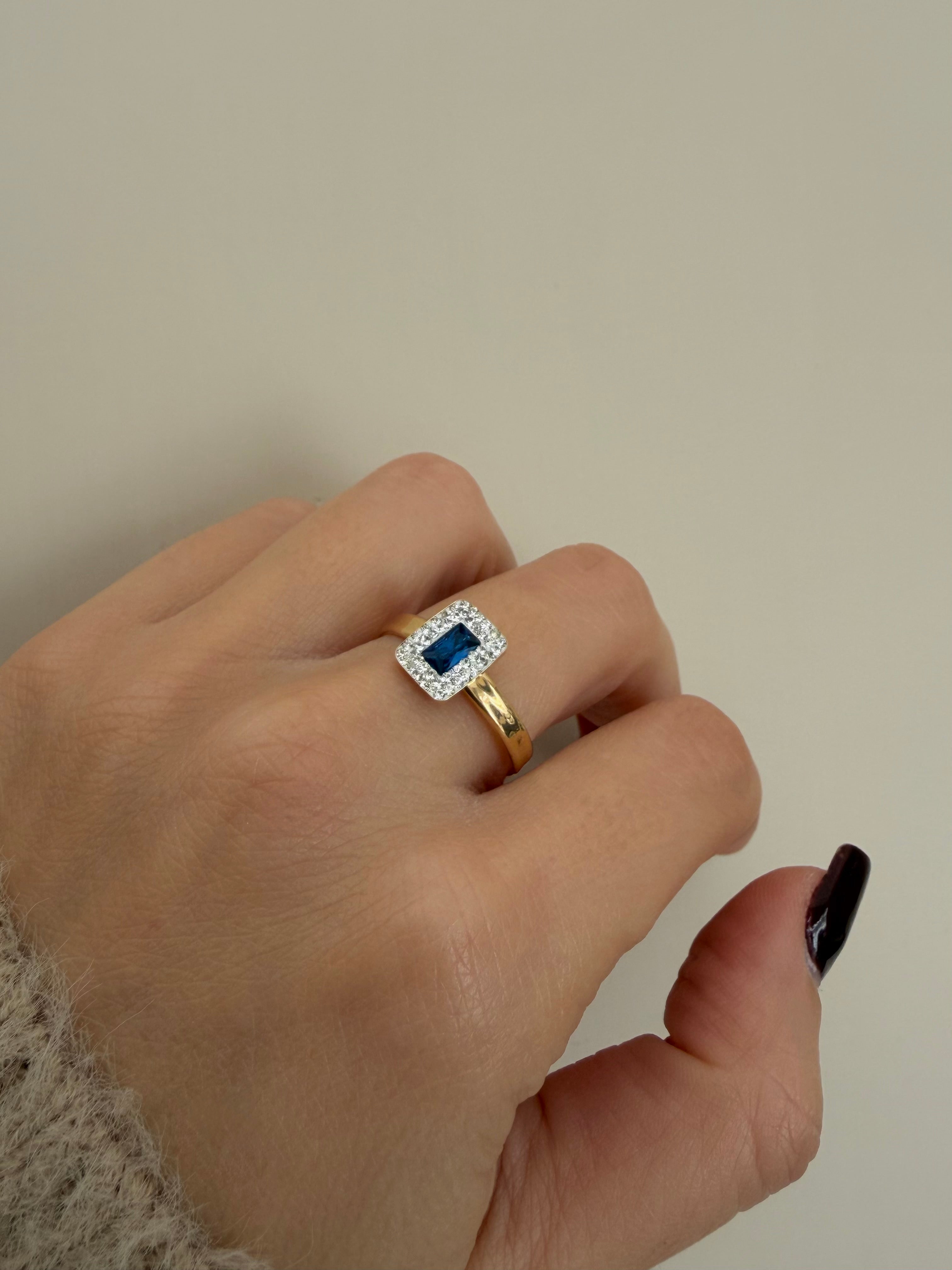 Anello in Oro 18kt con Zircone Centrale e Contorno Pavé – Disponibile in Vari Colori