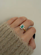Anello in Oro 18kt con Zircone Centrale e Contorno Pavé – Disponibile in Vari Colori
