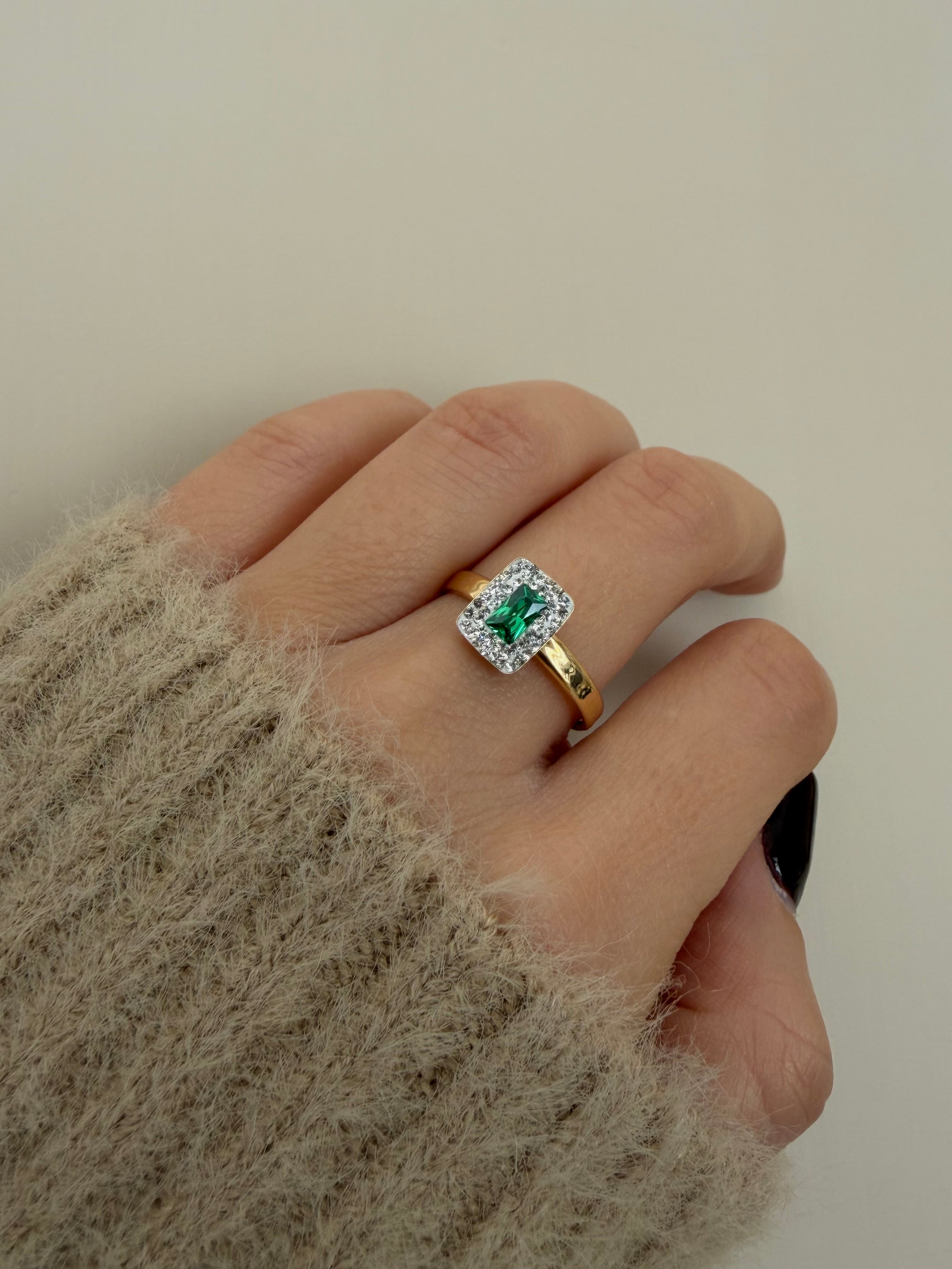 Anello in Oro 18kt con Zircone Centrale e Contorno Pavé – Disponibile in Vari Colori
