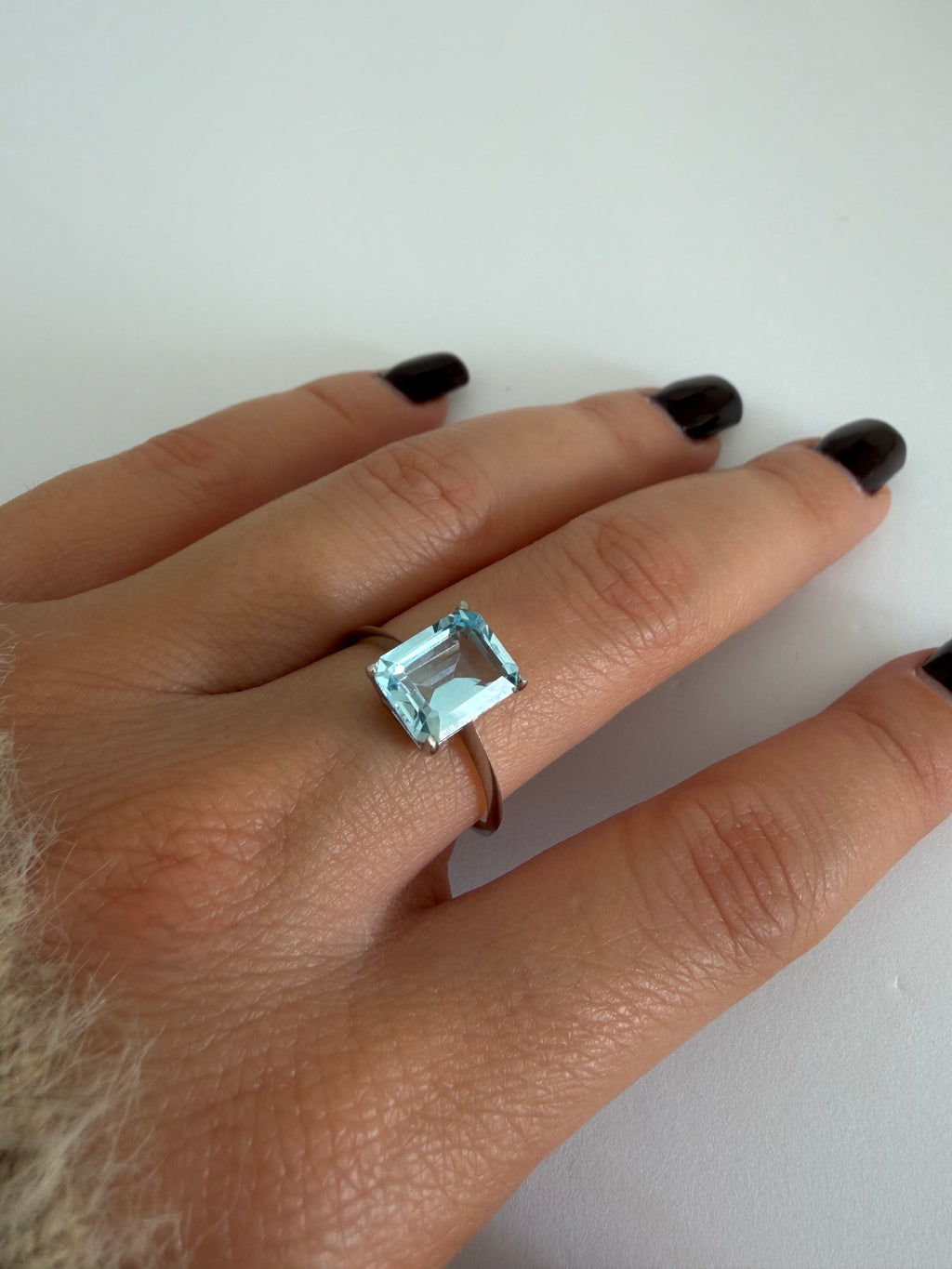 Anello Solitario in Oro 18kt con Topazio Azzurro Rettangolare