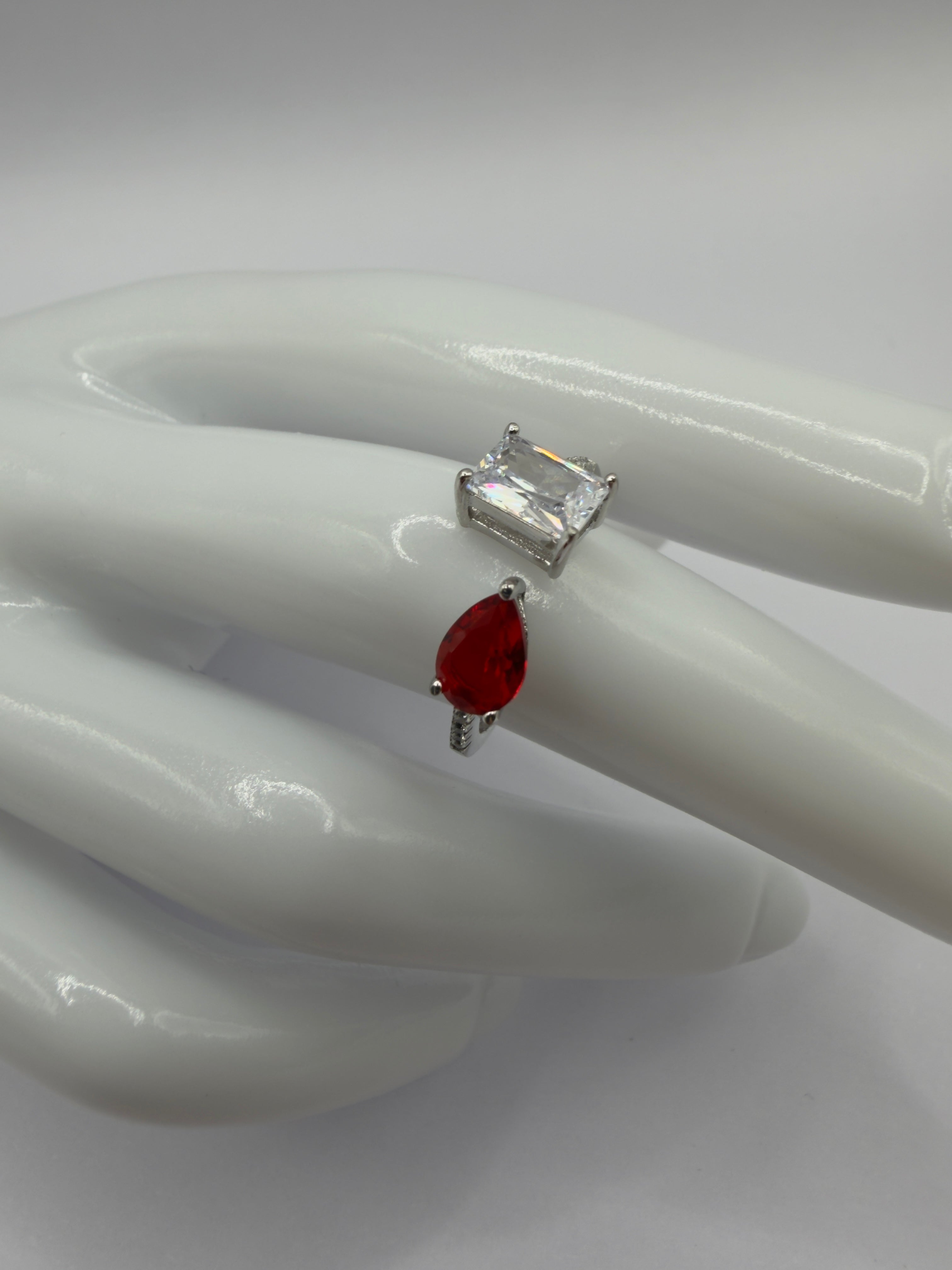 Anello in Argento925 con Zirconi Taglio Rettangolare e Goccia Rossa
