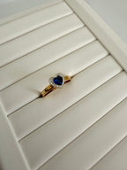Anello in Oro 18kt con Cuore di Zircone Blu e Contorno di Zirconi