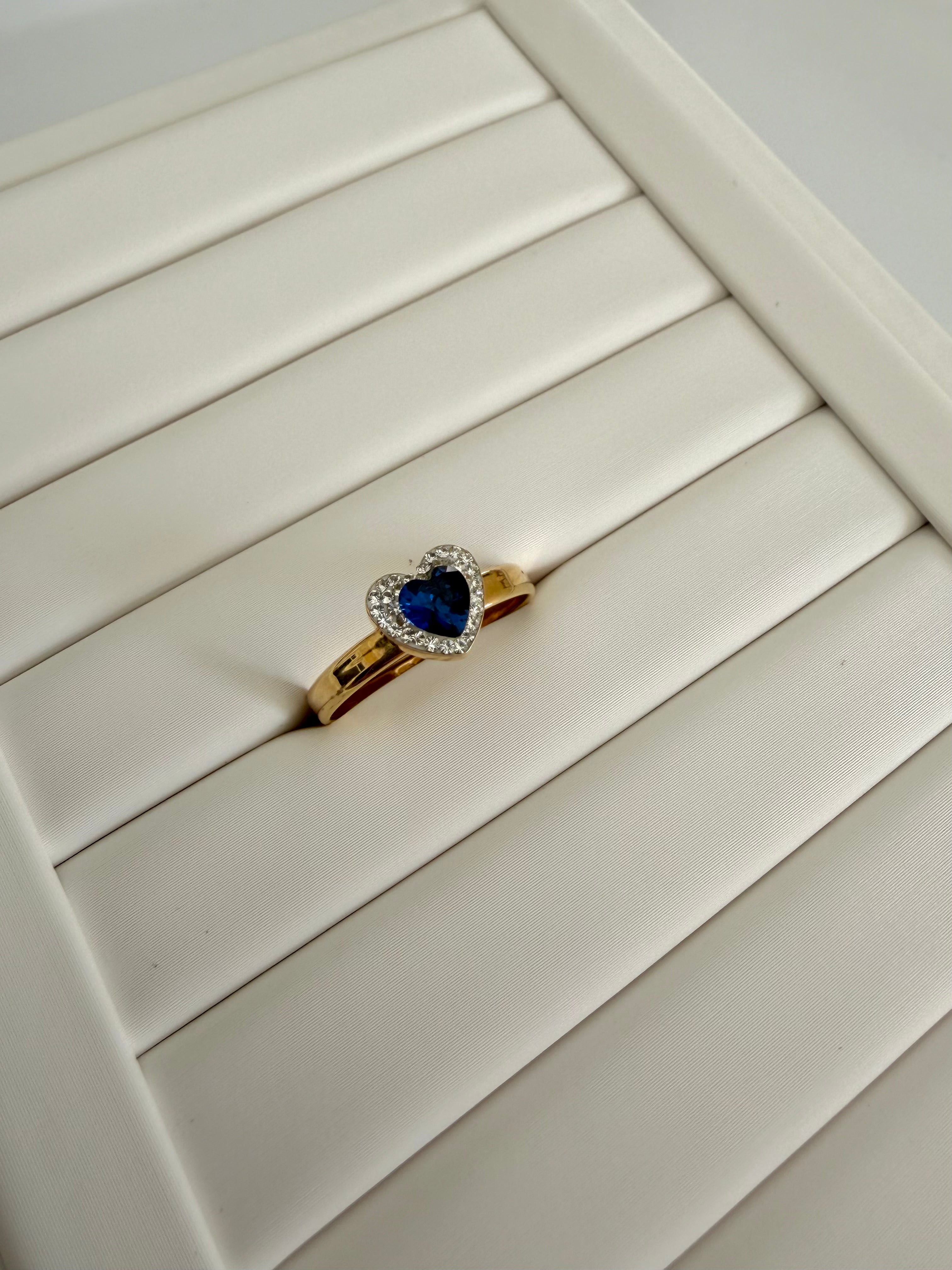 Anello in Oro 18kt con Cuore di Zircone Blu e Contorno di Zirconi