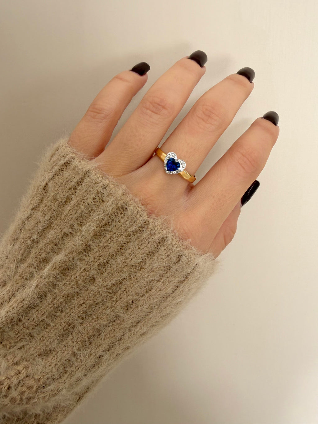 Anello in Oro 18kt con Cuore di Zircone Blu e Contorno di Zirconi