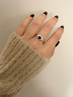 Anello in Oro 18kt con Cuore di Zircone Blu e Contorno di Zirconi