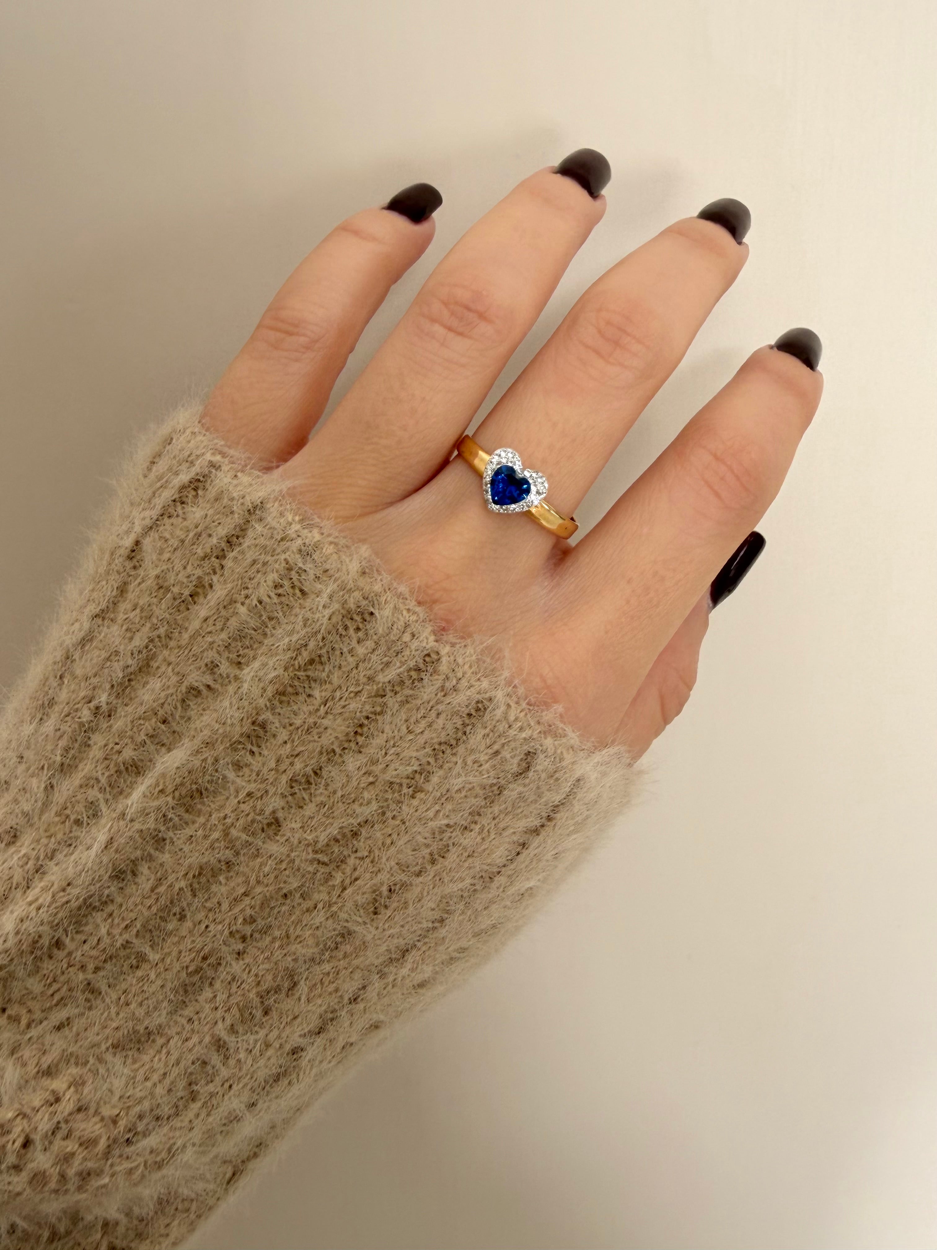 Anello in Oro 18kt con Cuore di Zircone Blu e Contorno di Zirconi