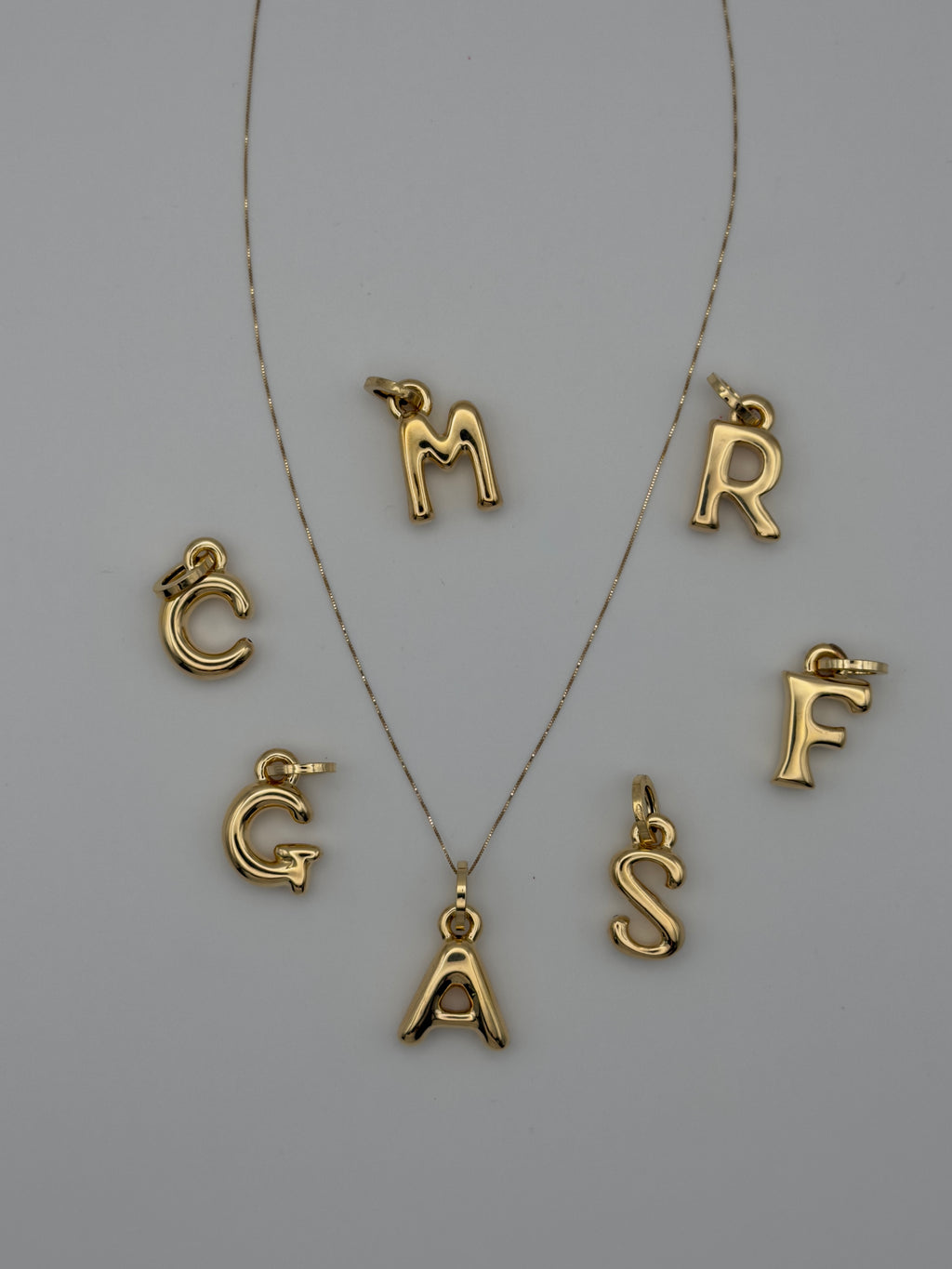 Collana in oro 18kt con ciondolo con iniziale