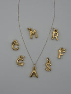 Collana in oro 18kt con ciondolo con iniziale