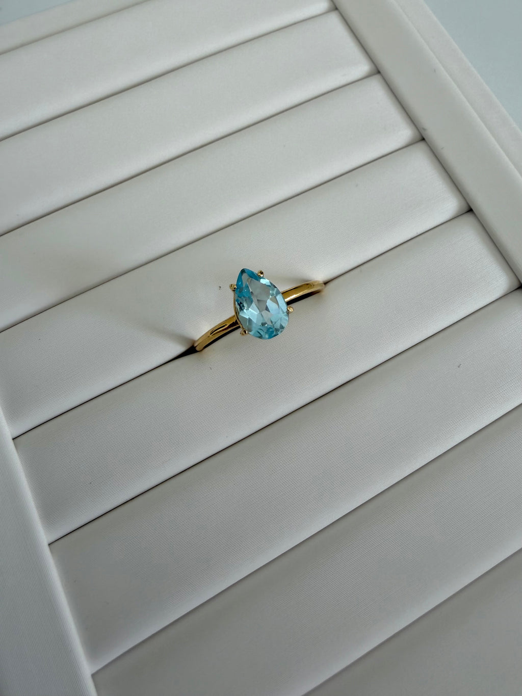 Anello in Oro 18kt con Topazio Azzurro a Goccia