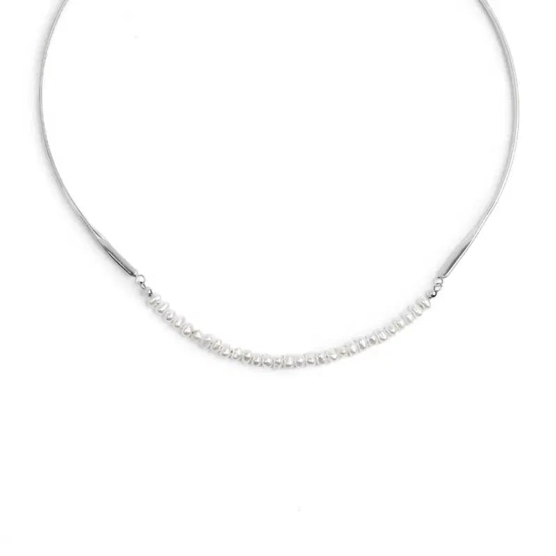 Collana centrale con perle e elementi semi rigidi tubolari twisted