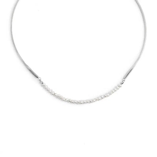 Collana centrale con perle e elementi semi rigidi tubolari twisted