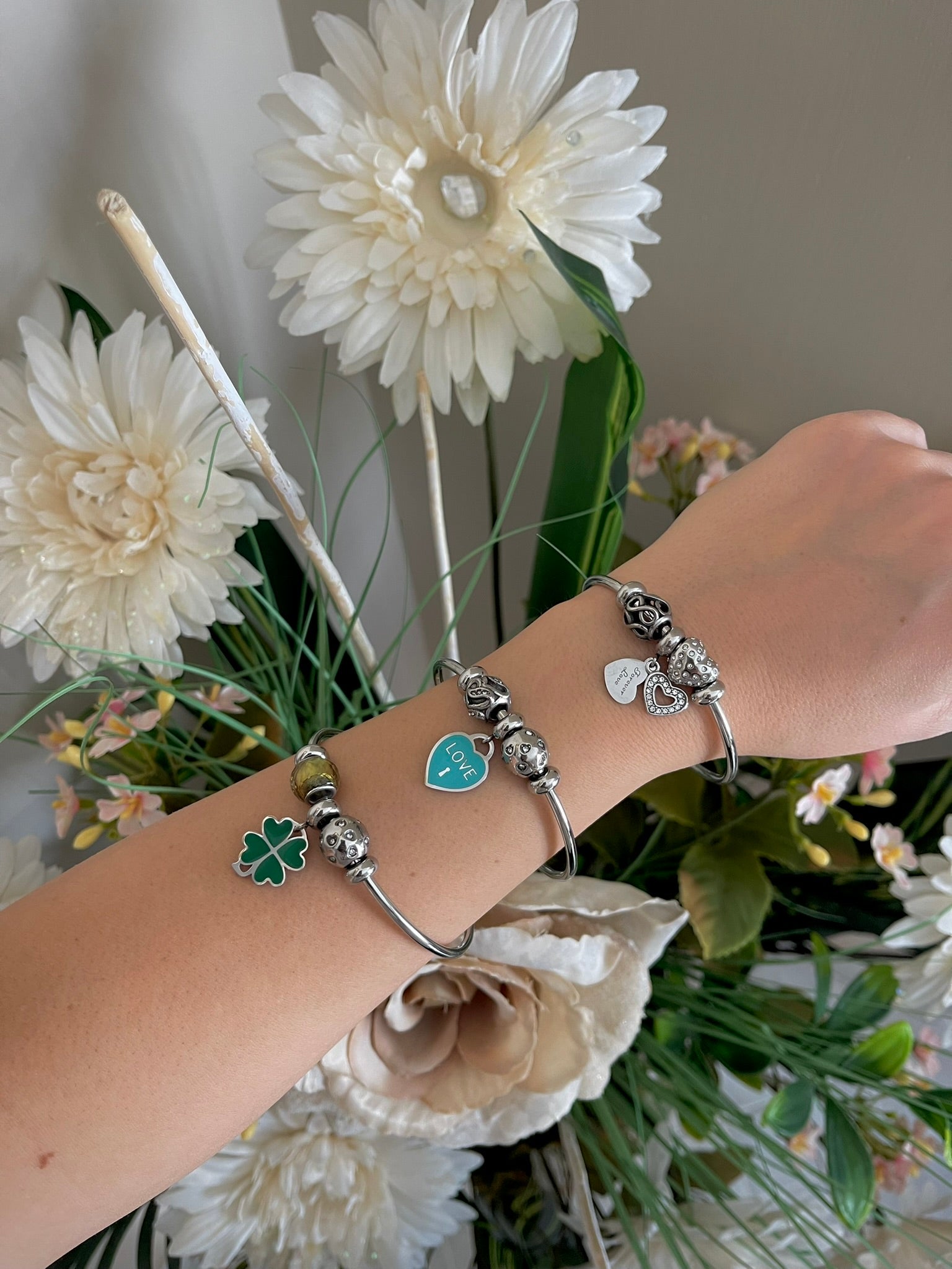 One - Bracciali Rigidi in Acciaio con Charm Portafortuna