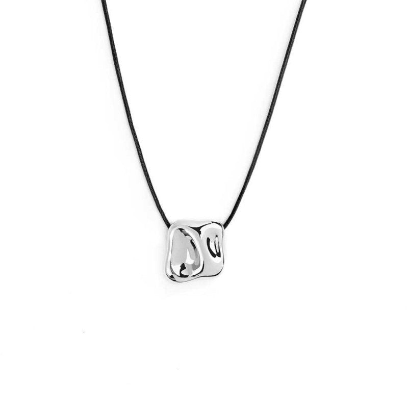 Marlù - Collana cordino con pendente quadrato irregolare martellato