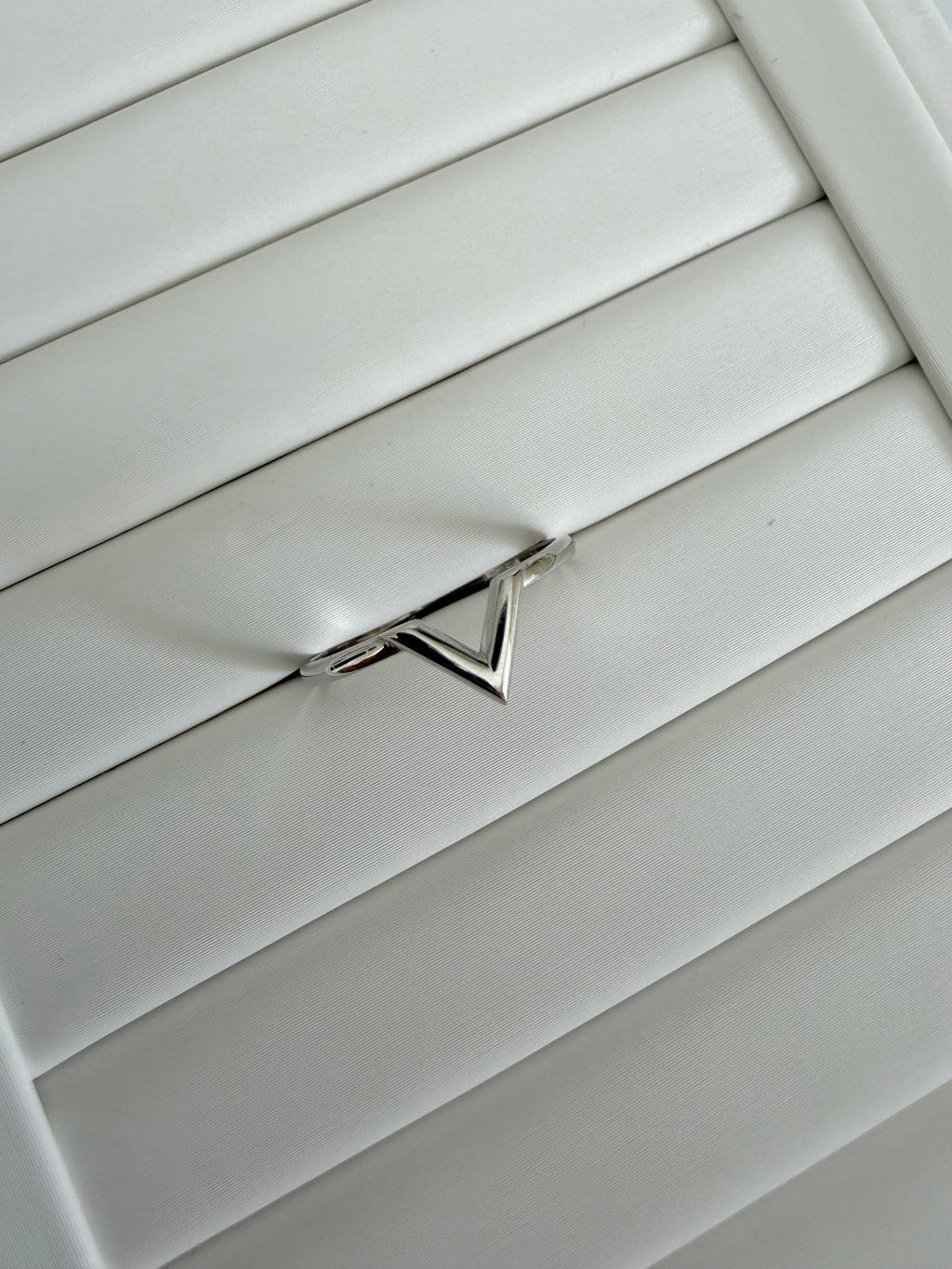 Anello  in Oro 18kt – Design a “V” Minimal