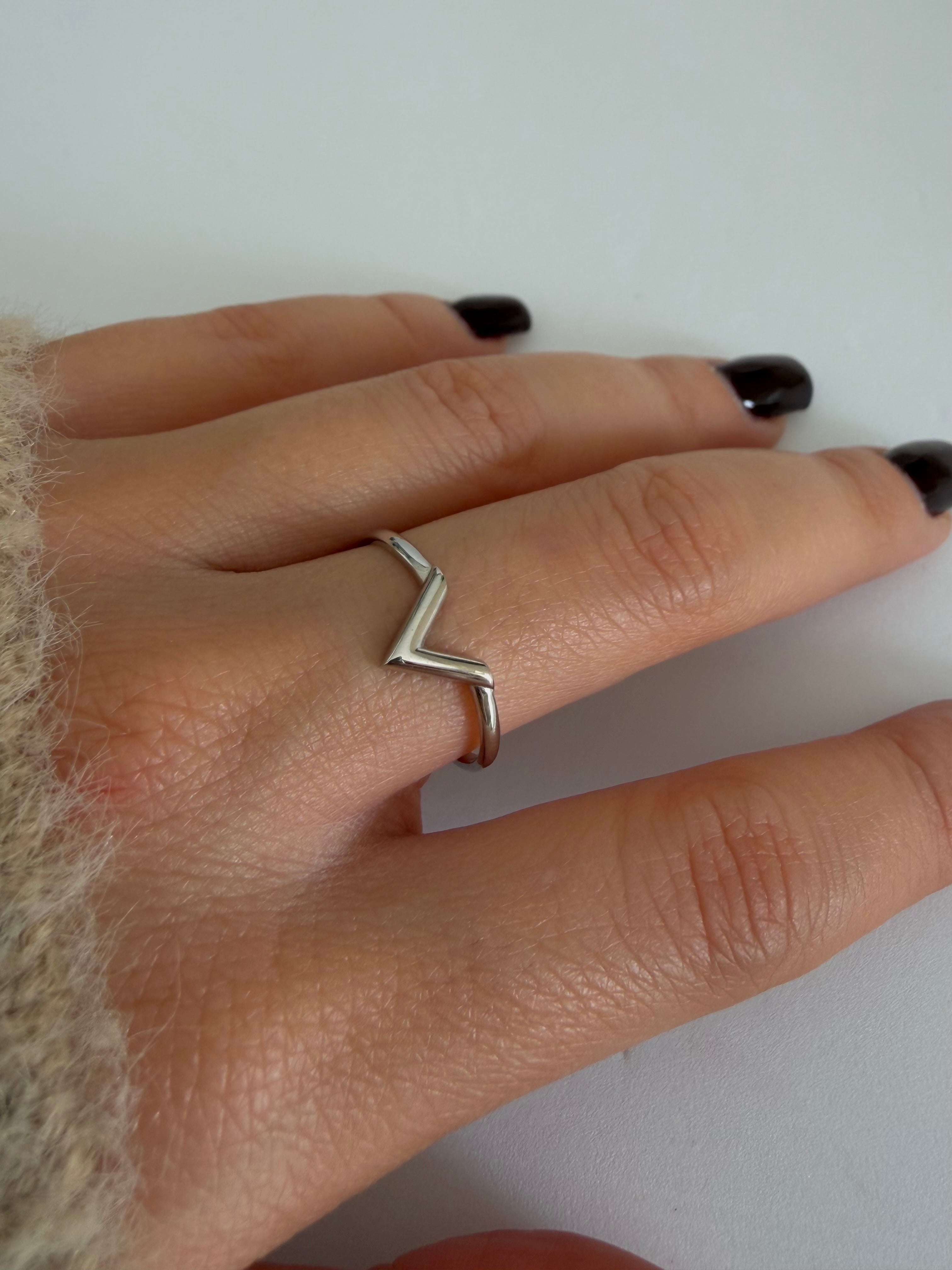Anello  in Oro 18kt – Design a “V” Minimal