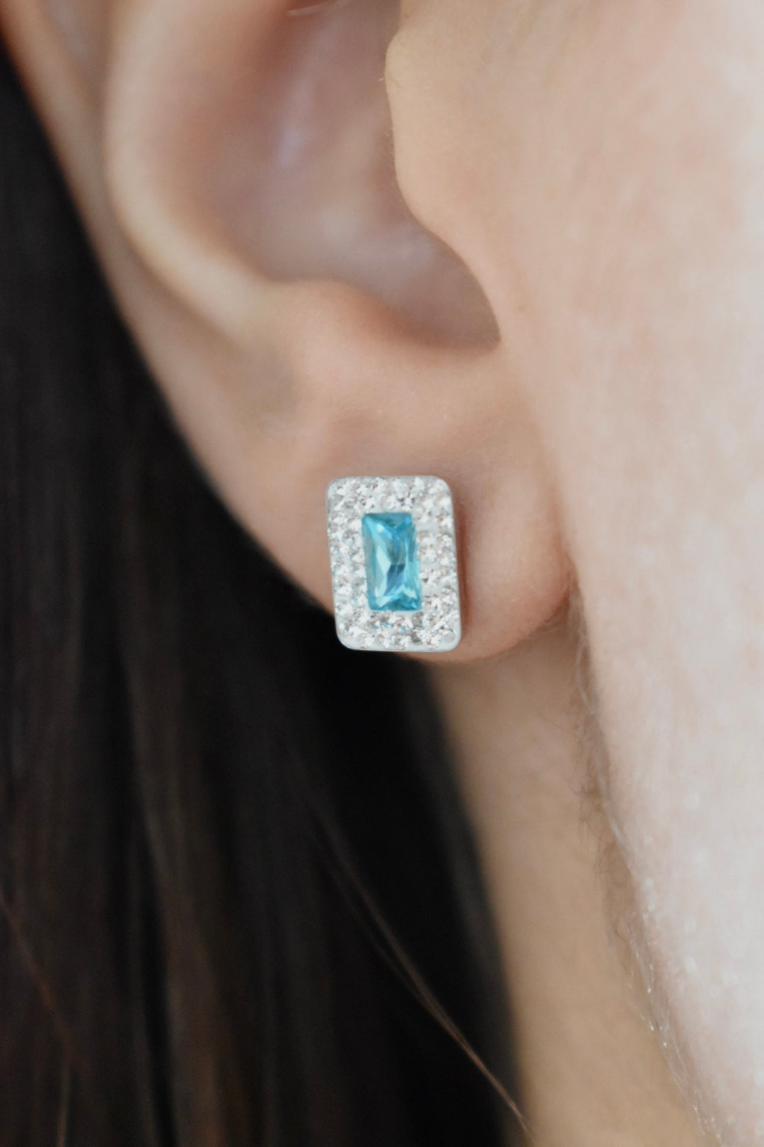 Orecchini in oro 18kt a Lobo con Zircone e Contorno di Strass