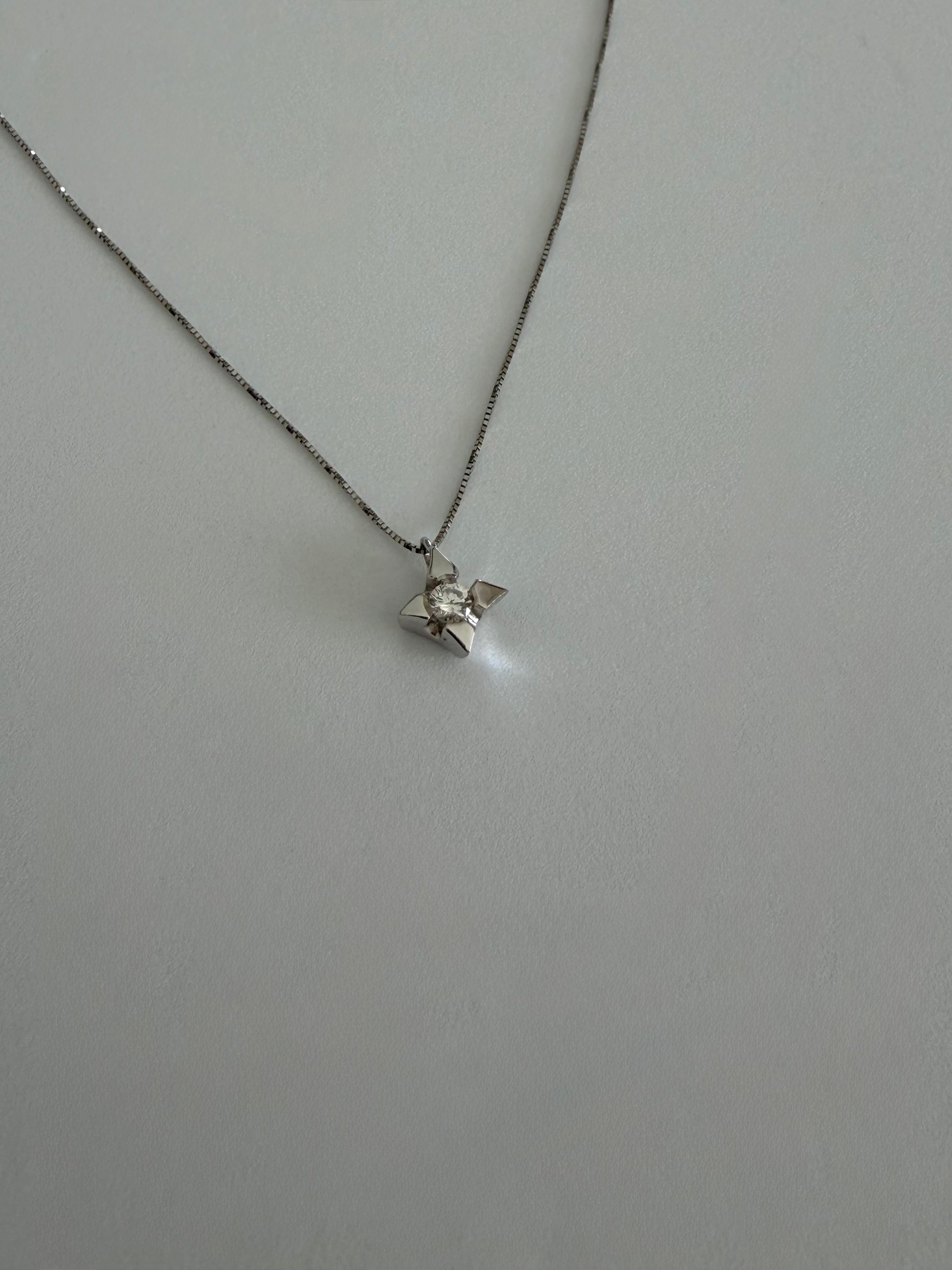 Ciondolo punto luce a stella in oro 18k
